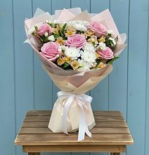 Букет цветов из:  Гвоздики, Орхидеи и Розы в Советске Кировской области