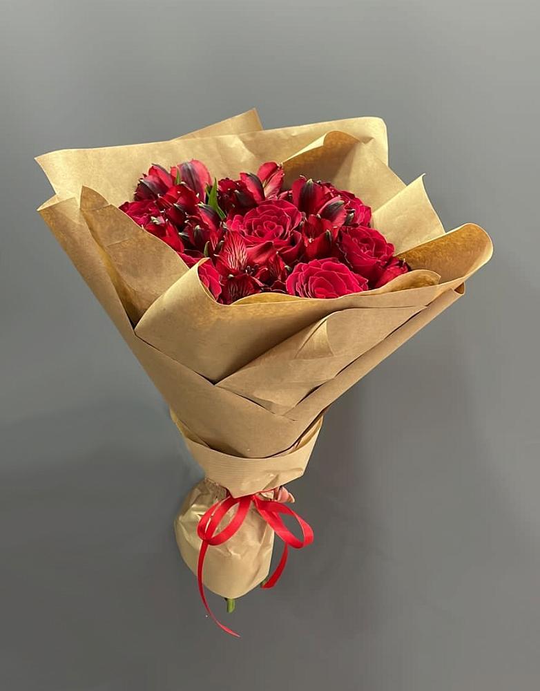 Букет цветов из: Альстромерии и Розы в Советске Кировской области