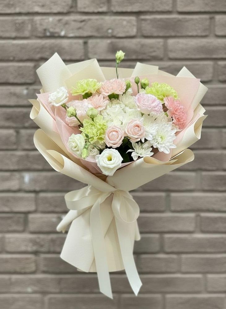 Букет цветов из: Гвоздики, Розы, Лизиантусы и Хризантемы в Советске Кировской области