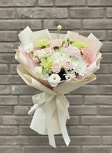Букет цветов из:  Гвоздики, Розы, Лизиантусы и Хризантемы в Советске Кировской области
