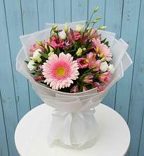 Букет цветов из:  Герберы, Альстромерии и Лизиантусы в Советске Кировской области