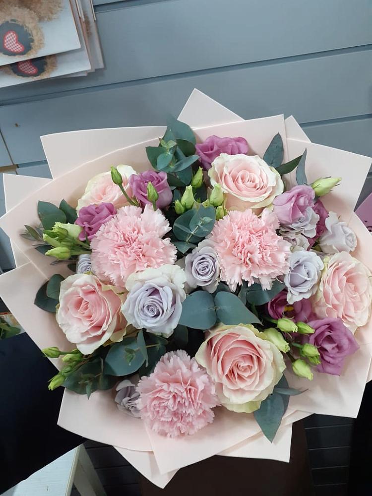 Букет цветов из: Розы, Гвоздики и Лизиантусы в Советске Кировской области